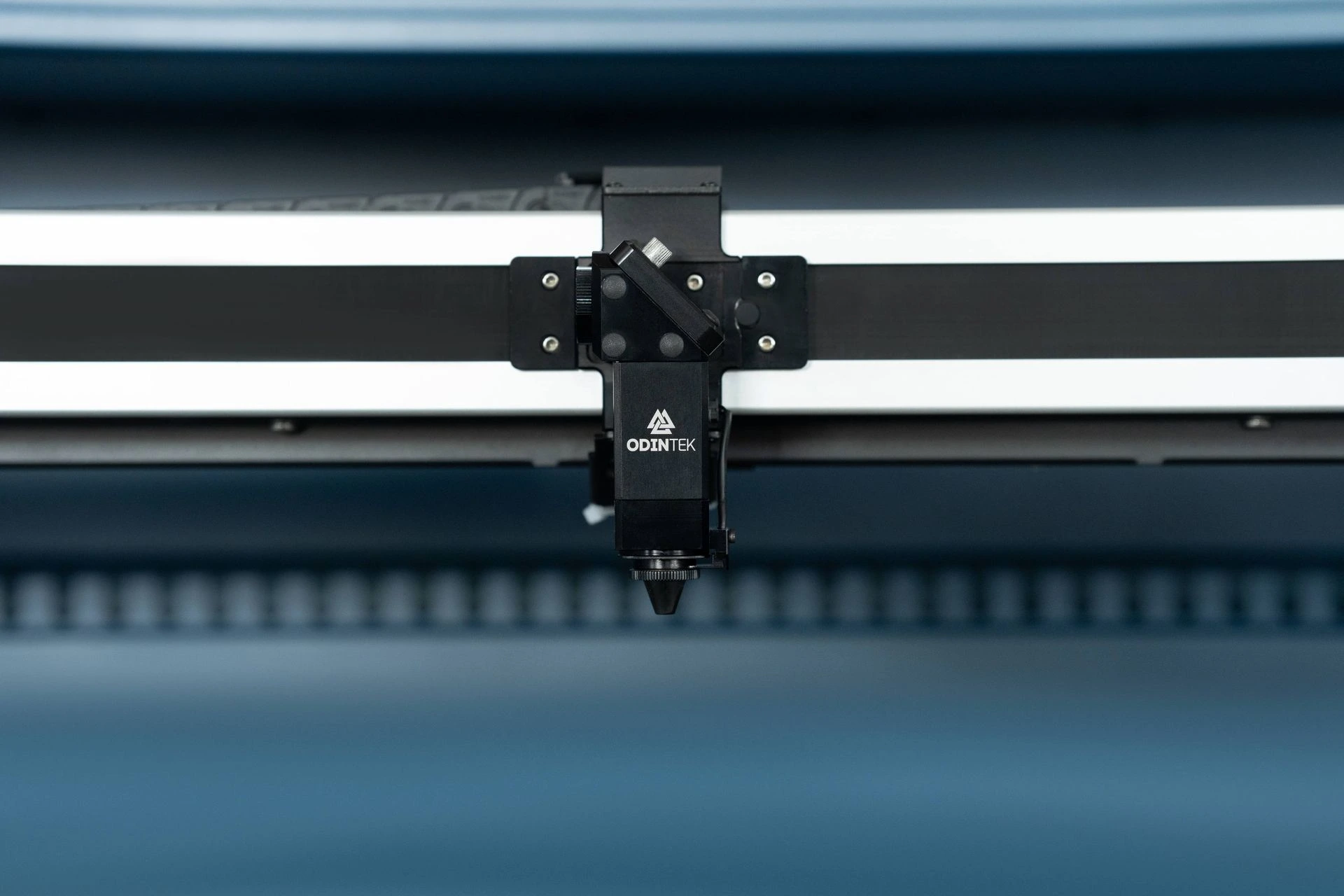 ODINTEK CO2 laserskærer i brug med akryl på arbejdsfladen