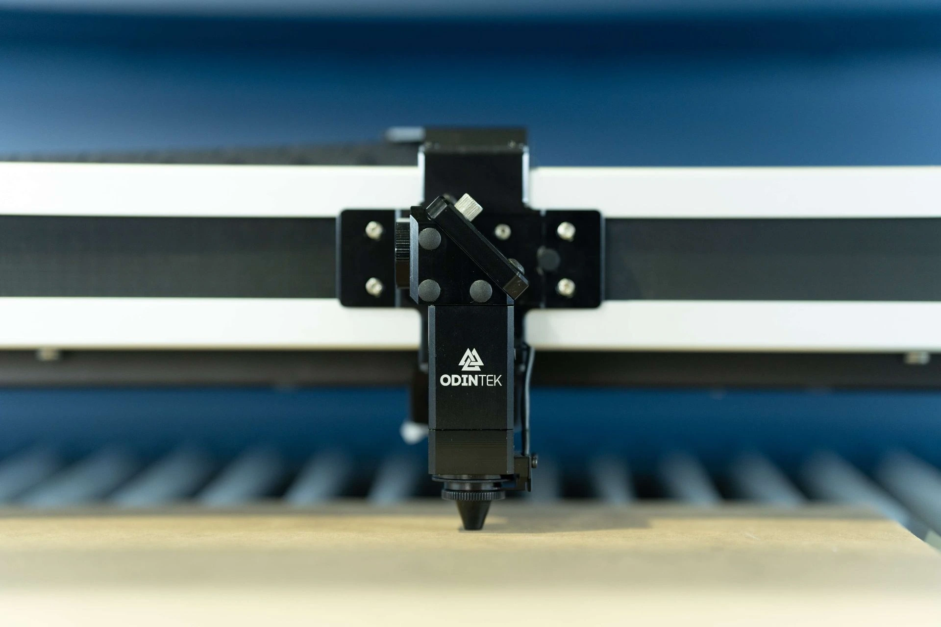 CO2 laserskærer skærer præcist i birkekrydsfiner med skarpe kanter