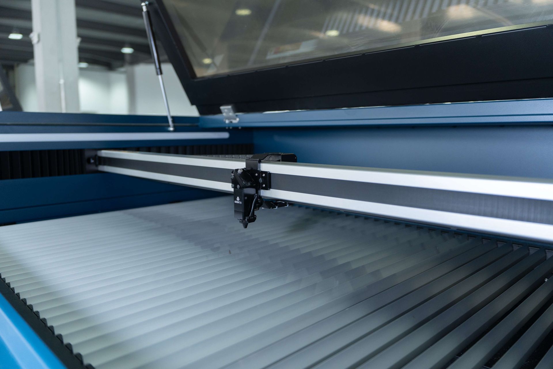 ODINTEK CO2 laserskærer i brug med krydsfiner på arbejdsfladen