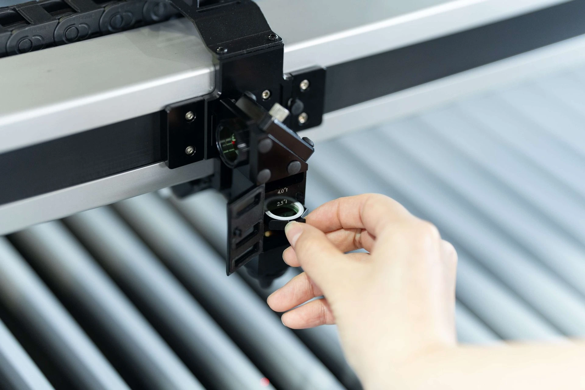 co2 laserskærer med nemt linseskift