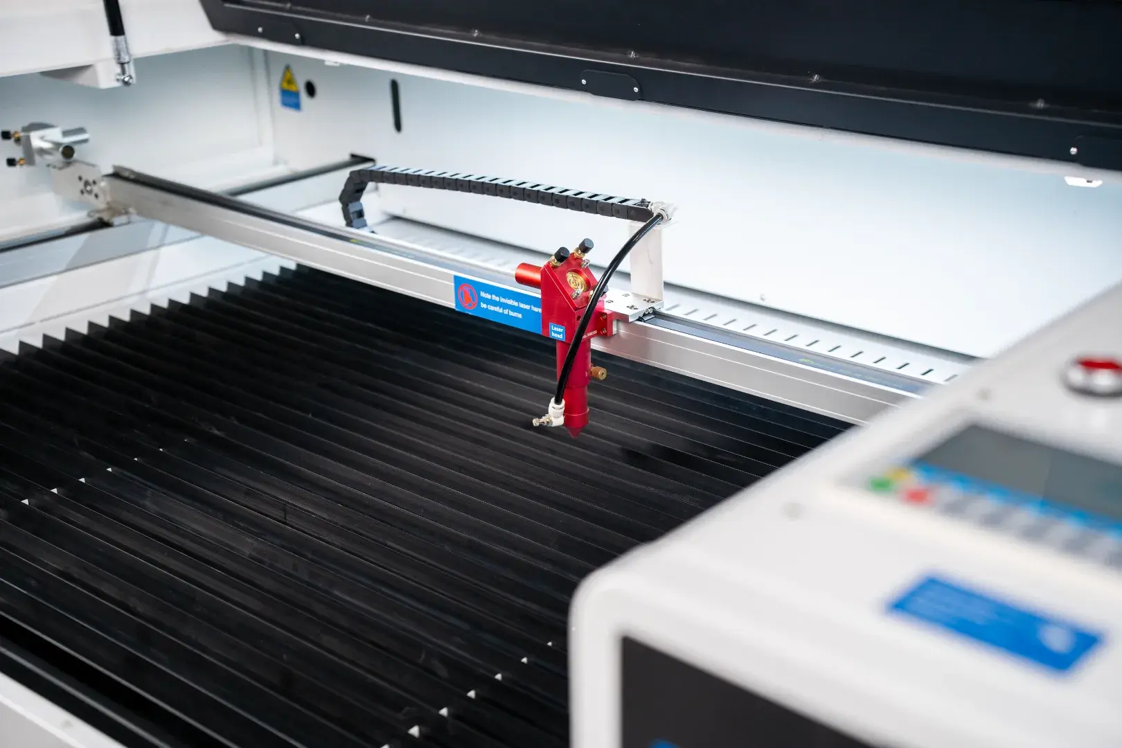 Stort arbejdsområde - CO₂ Laserskærer