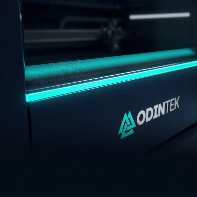 Detalje af THOR 60 CO2 laserskærer med Odintek-logo og industrielt design