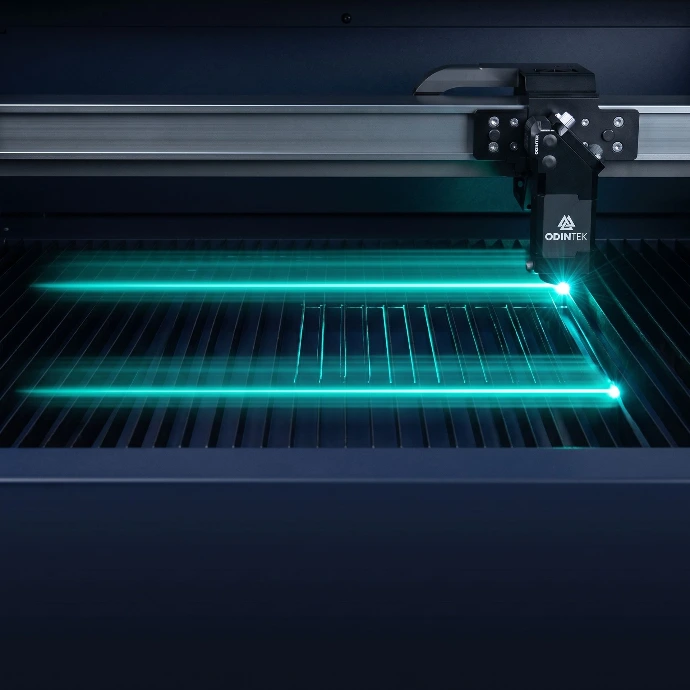 ODINTEK laserskærer i hurtig graveringsdrift, der demonstrerer op til 1200 mm/s acceleration