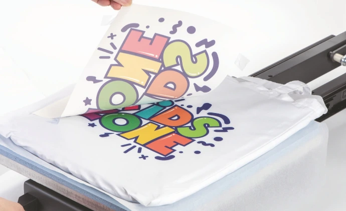 Færdigt T-shirt-tryk på varmepresse 38×38 cm med slide-out drawer udtrukket