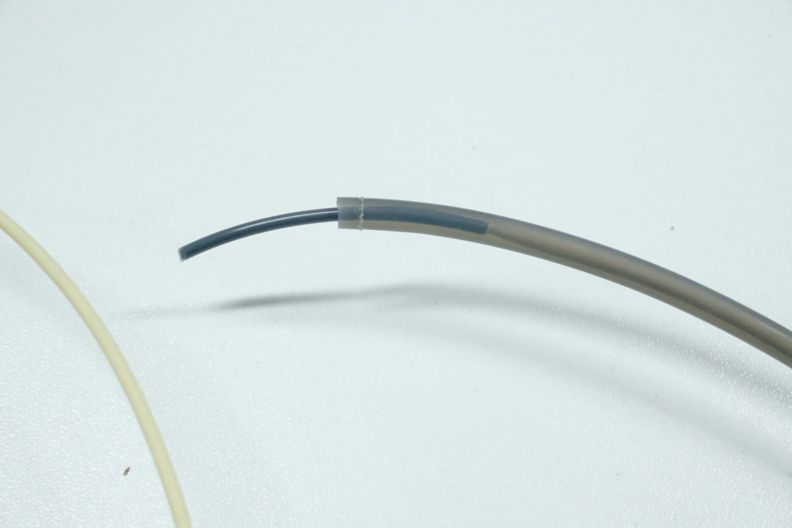Knækket filament skubbes ud af PTFE-slangen med et langt stykke filament