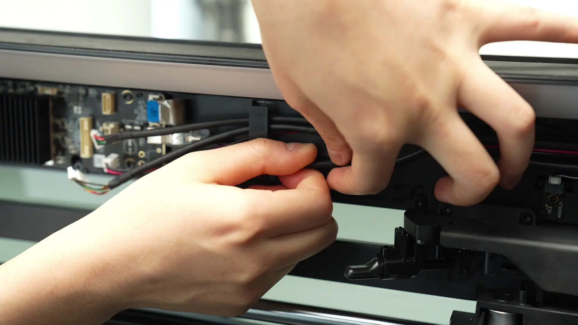 USB-C-kablet skubbes mod printerens forside for at give mere længde