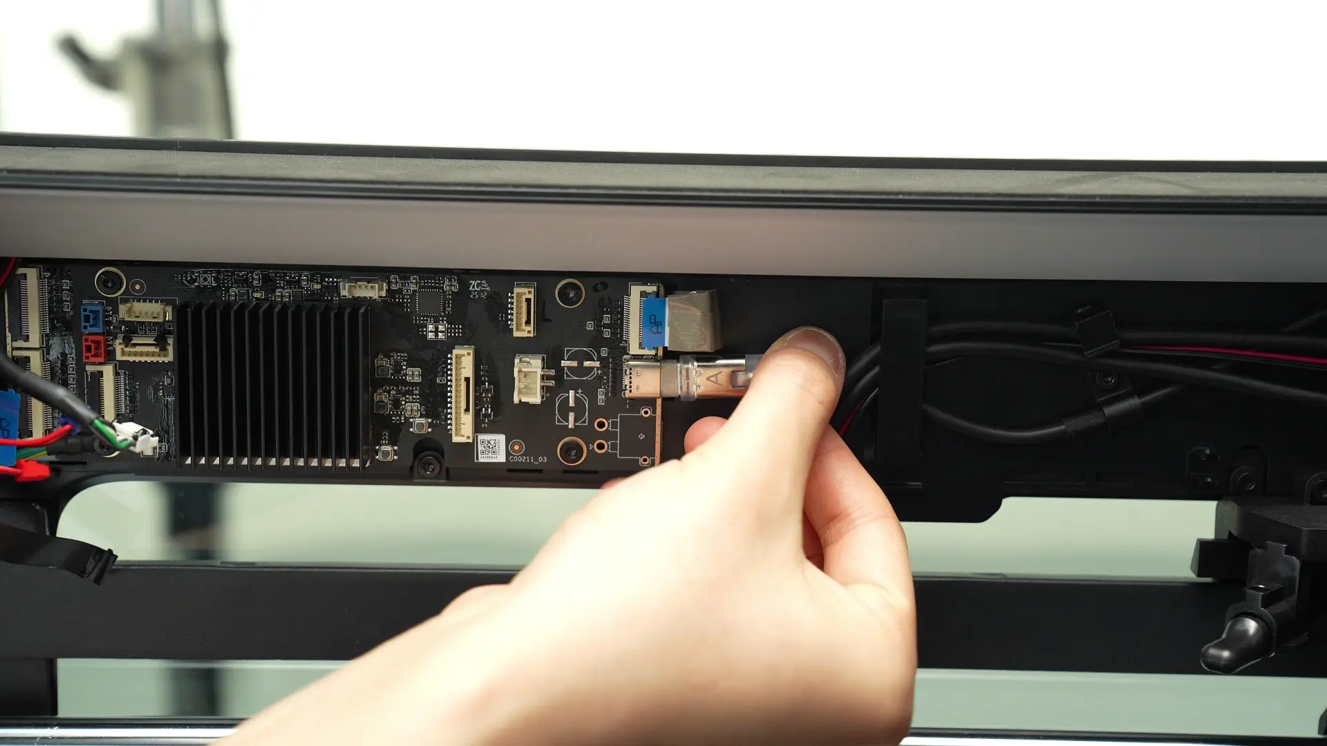 USB-C-kablet trækkes ud parallelt med AP-kortet