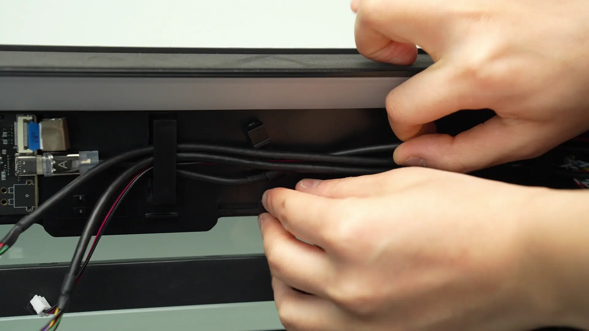 Kablet organiseres, uden at USB-C-stikket løsnes