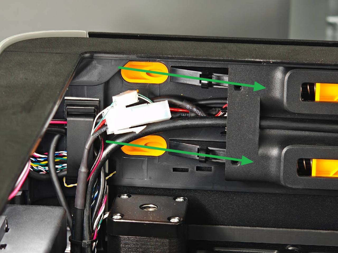 Kontrol af at kablerne ikke spærrer for PTFE-slangen
