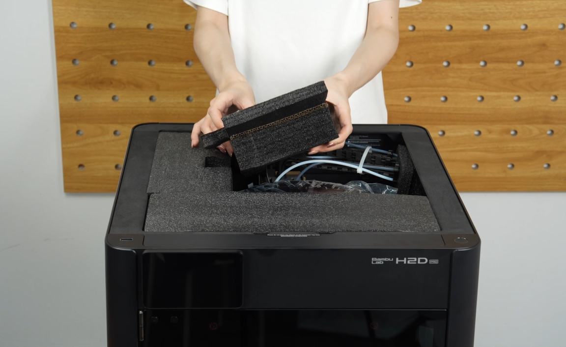 De tre skumpuder oven på printeren tages ud