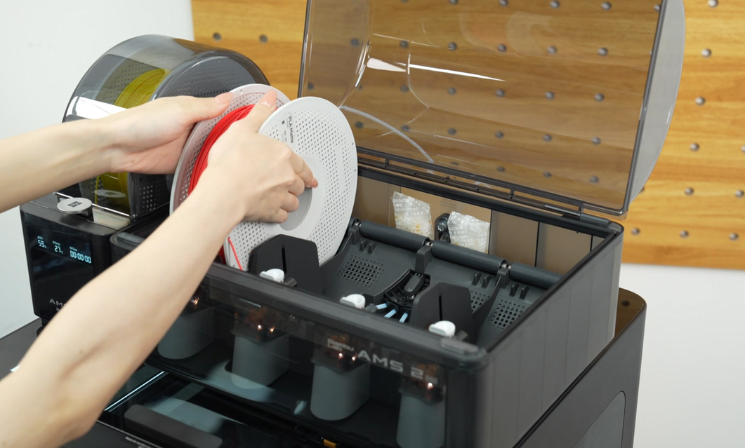 Filament lægges i AMS 2 Pro