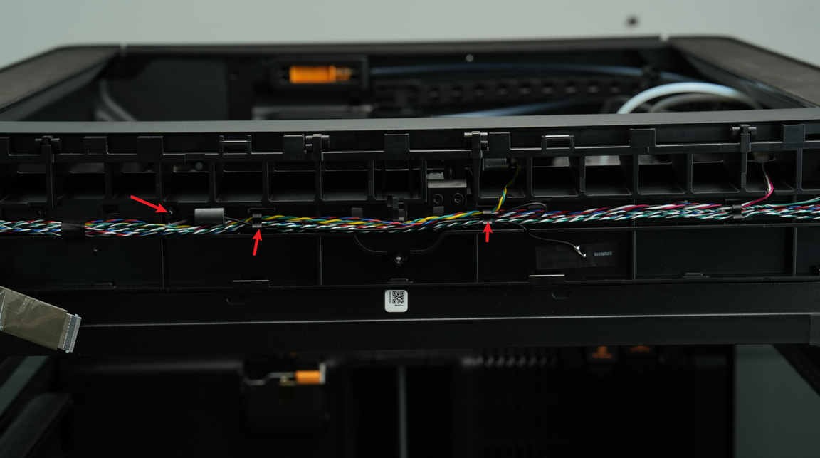 WiFi-antennen frigøres fra tape og kabelklips
