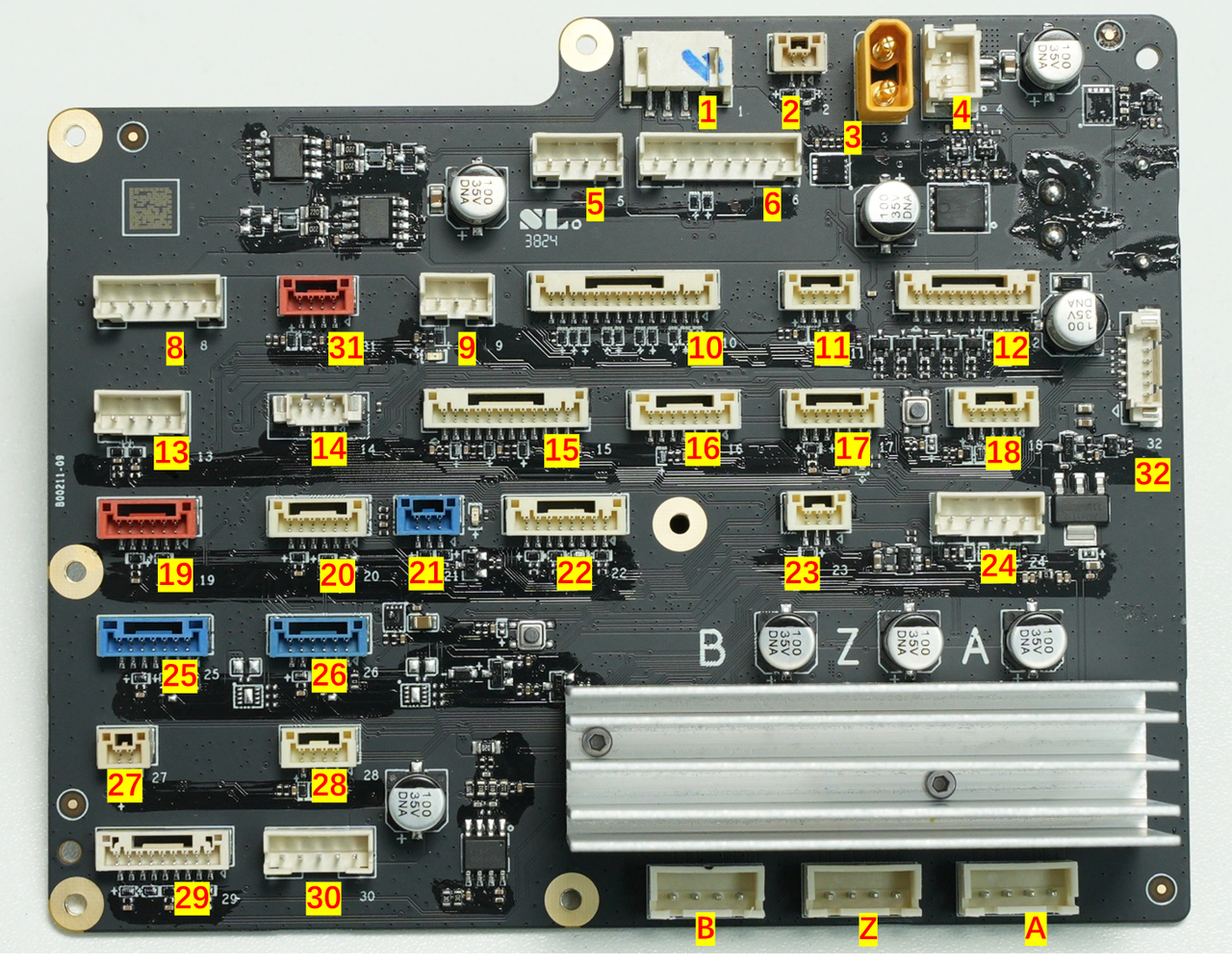 Diagram der viser strøm- og signalkabler mellem MC-, AP- og TH-board med nummererede stik