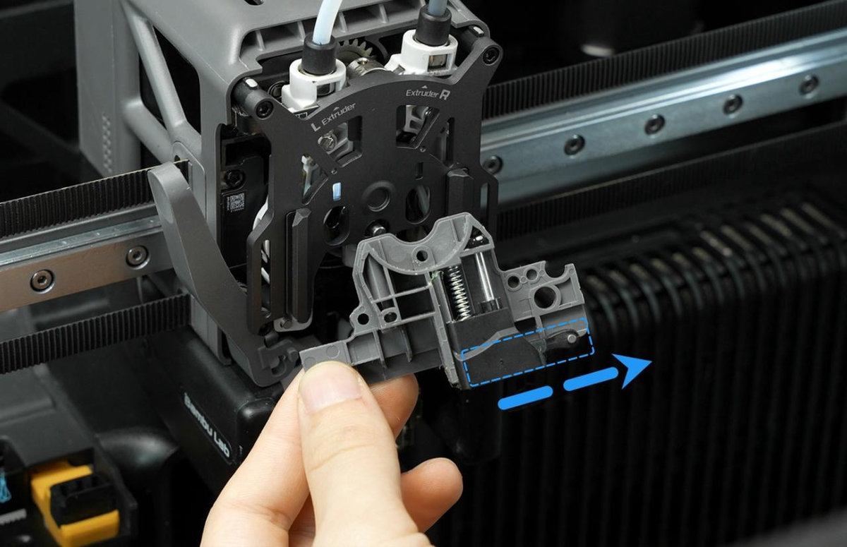 Det venstre filament-cutter-blad fjernes