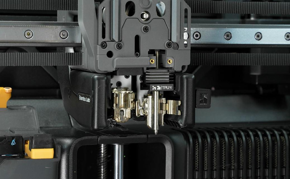 Det dedikerede TPU-hotend monteres i toolheaden