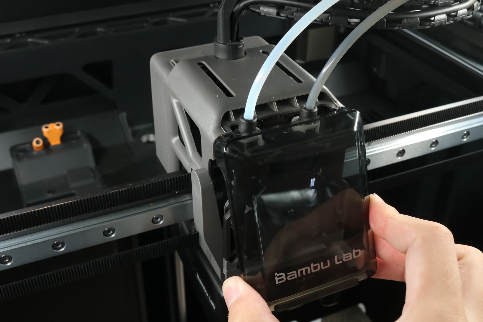 Toolheadens frontcover monteres igen efter TPU-hotenden