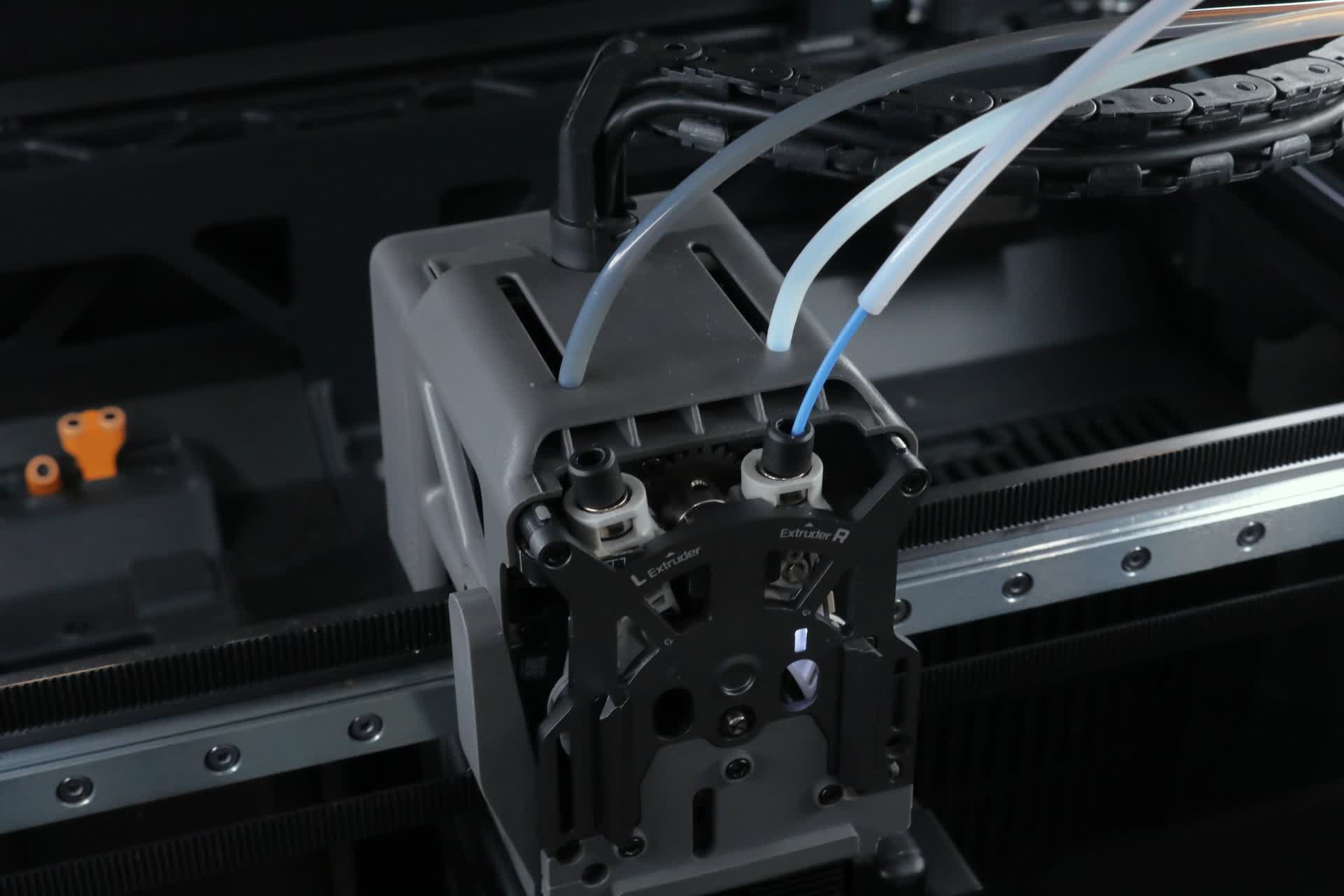 TPU-filament føres manuelt ind i toolheaden