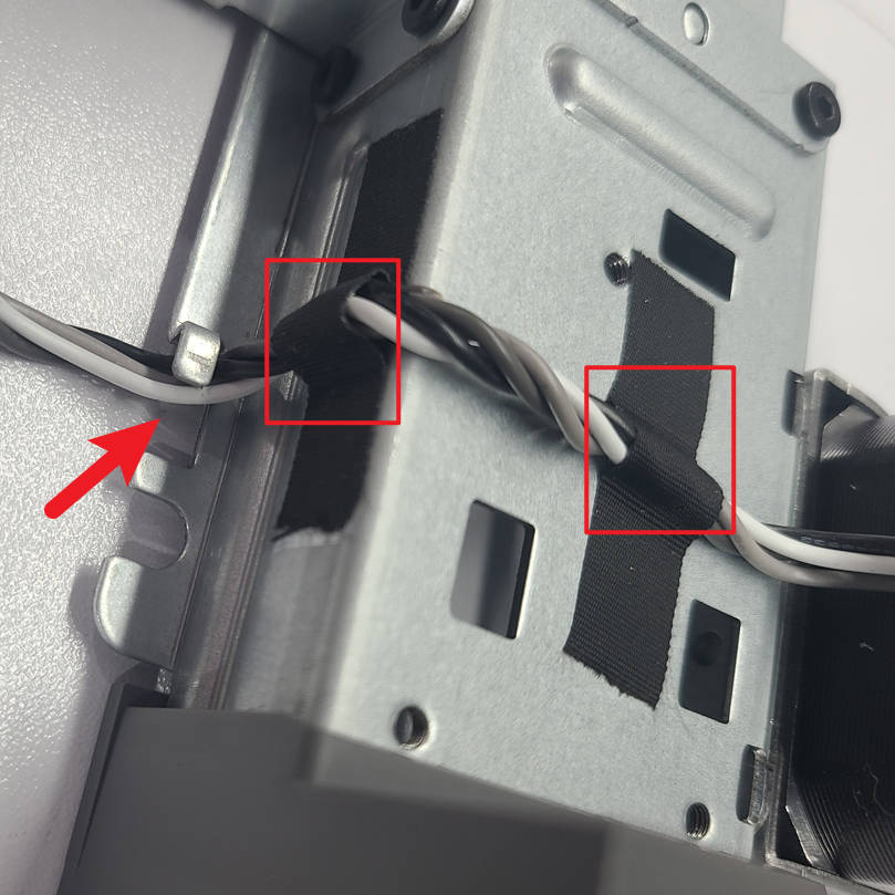 Tape fjernes fra Z-motorens kabel på A1