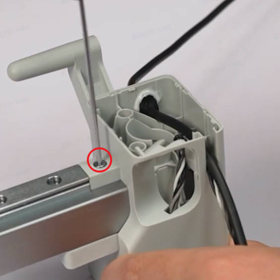 Skrue på forsiden af samlingen til X-skinnen