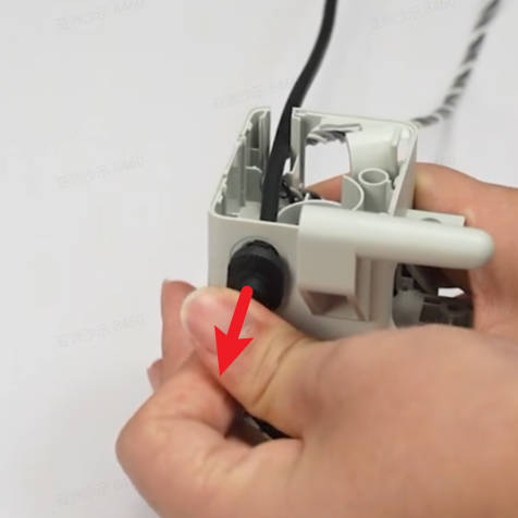 Gummiprop trækkes ud af USB-C-kablet