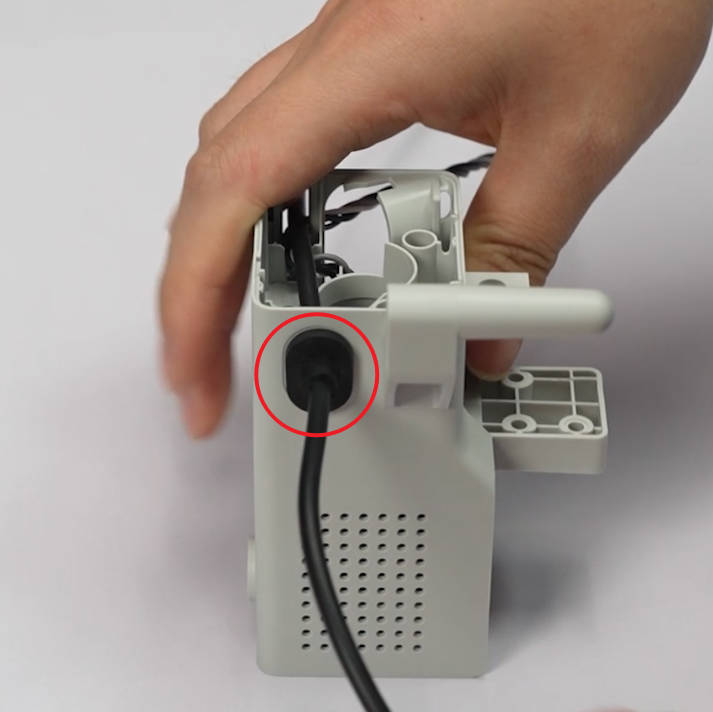 Gummiproppen sættes på plads ved USB-C-kablet