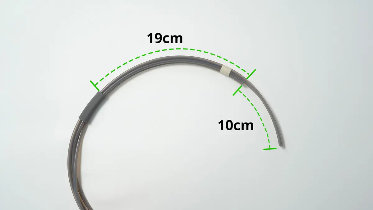 Silikoneslangeholder monteret på PTFE-slangen for at reducere modstand