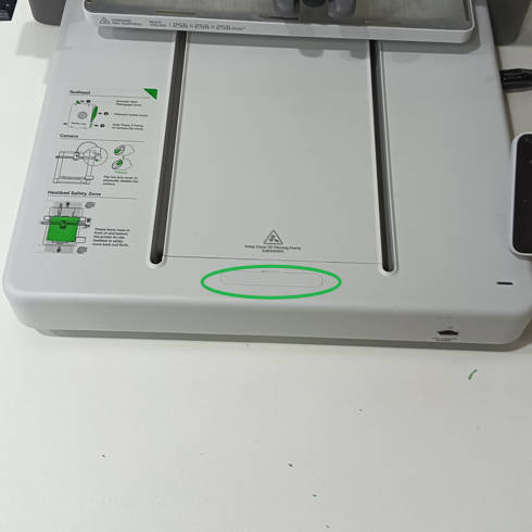 Y-remmens strammeskruer foran på A1-printerens bundplade