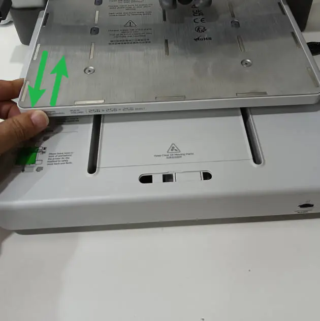 Varmepladen flyttes frem og tilbage langs Y-aksen for at stramme remmen