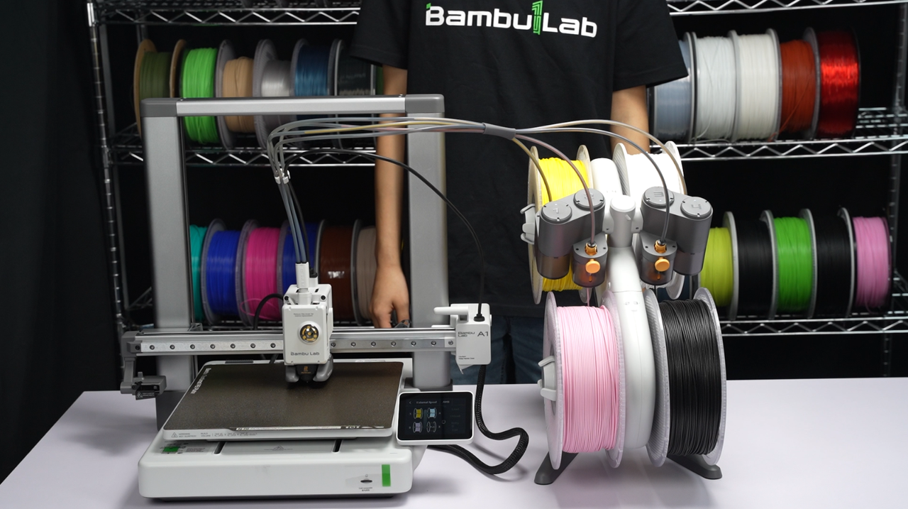 A1-printer klar til print med byggeplade monteret og filament ilagt
