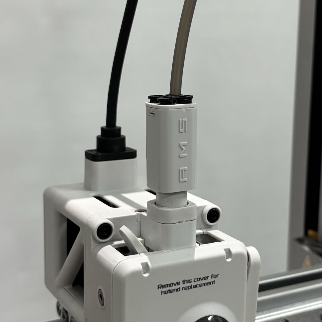 Filament skubbes ind i printhovedet på A1 indtil det ikke kan komme længere