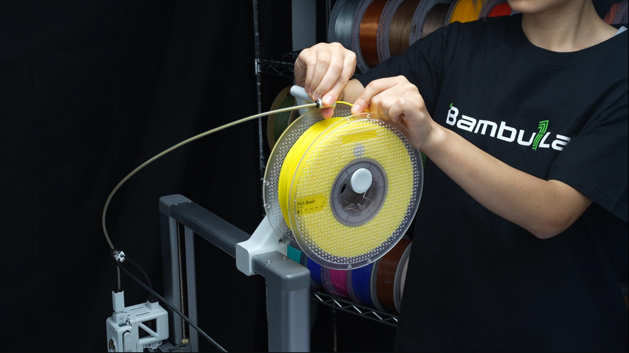Filament skubbes manuelt ind i det varme printhoved på A1