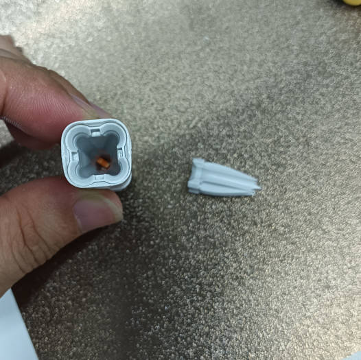 Fastsiddende filament skubbes ud med et stykke filament