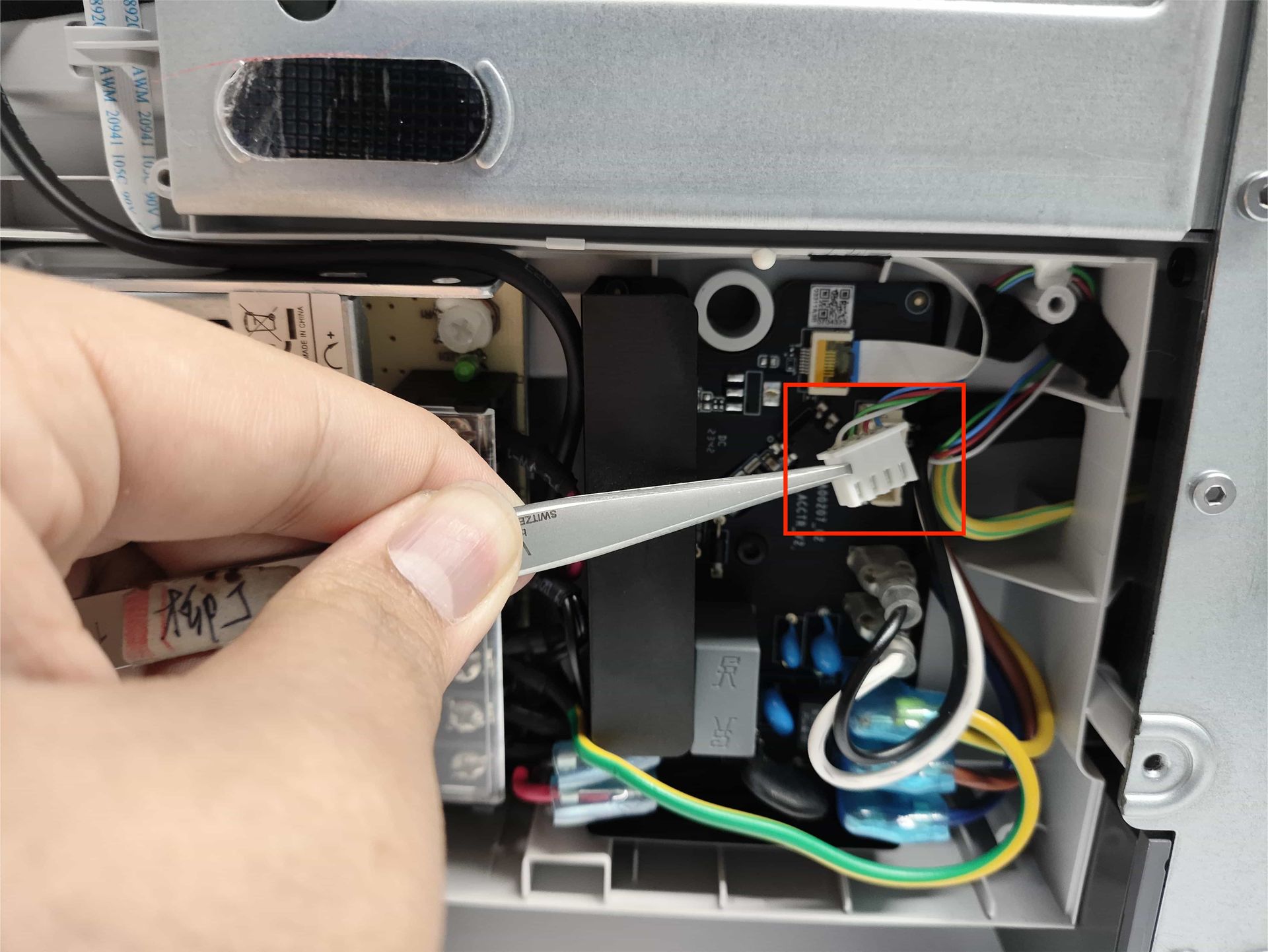 Måling af modstand på varmepladens NTC-signalkabel med multimeter