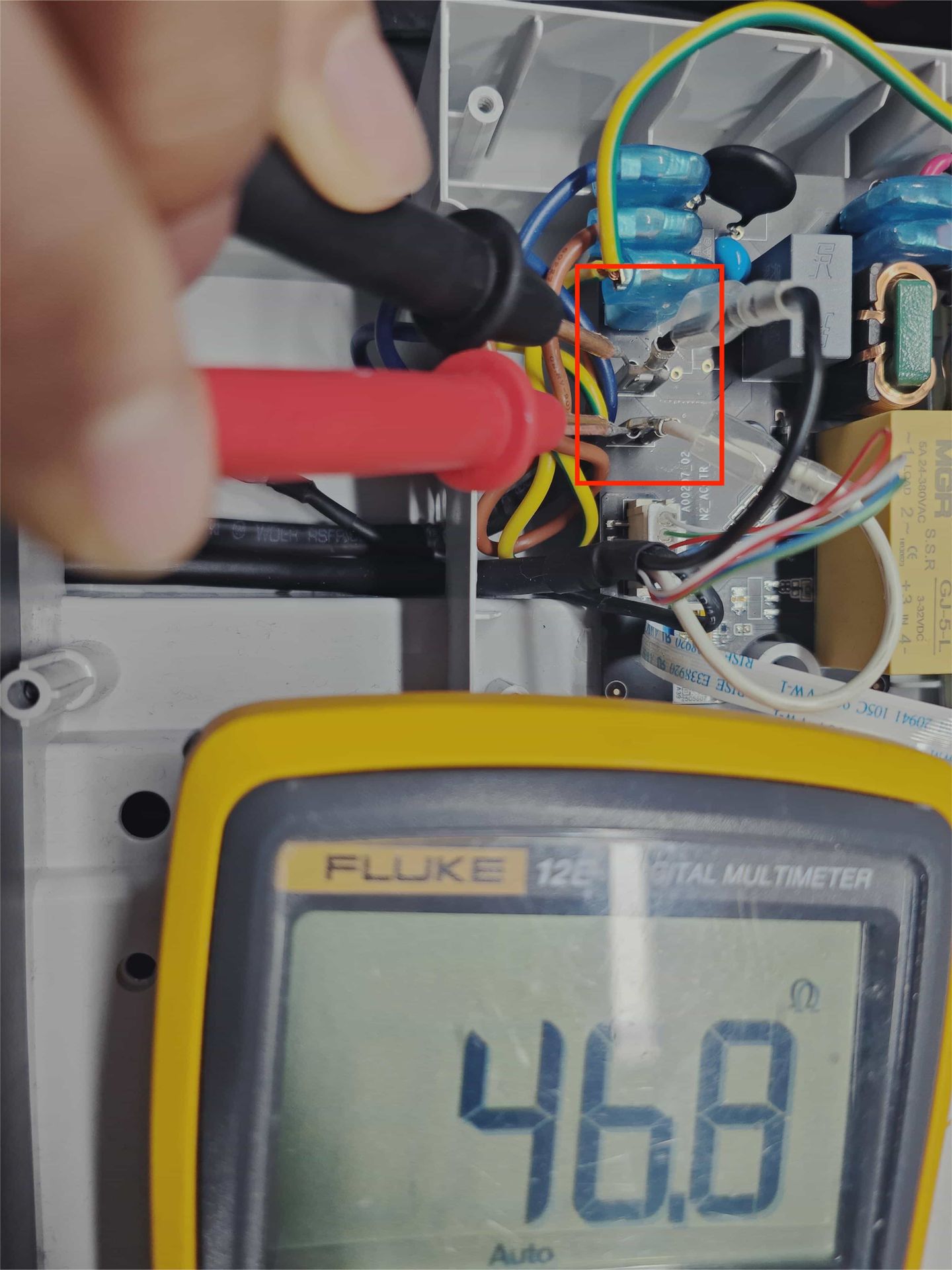 Måling af modstand på varmepladens tilslutningspost med multimeter