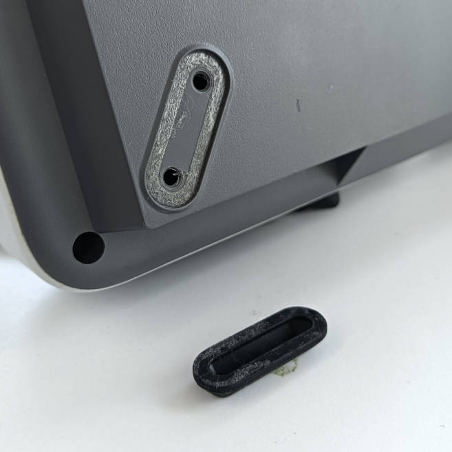 Stoettefod fastgjort med dobbeltklaebende tape