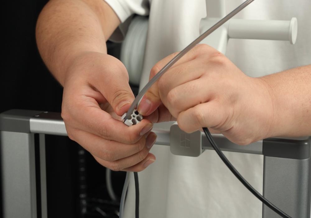 Kabelholderen til PTFE-slangen fjernes