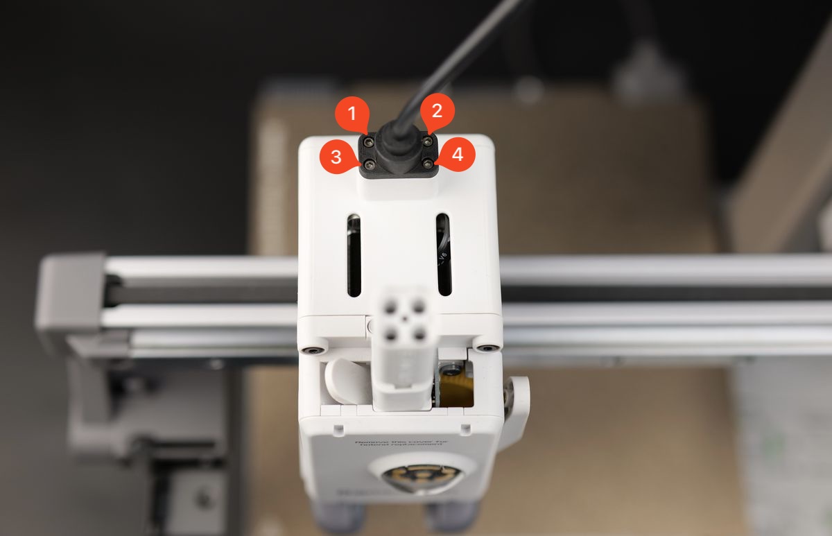 USB-C-kablet monteres igen med de fire skruer