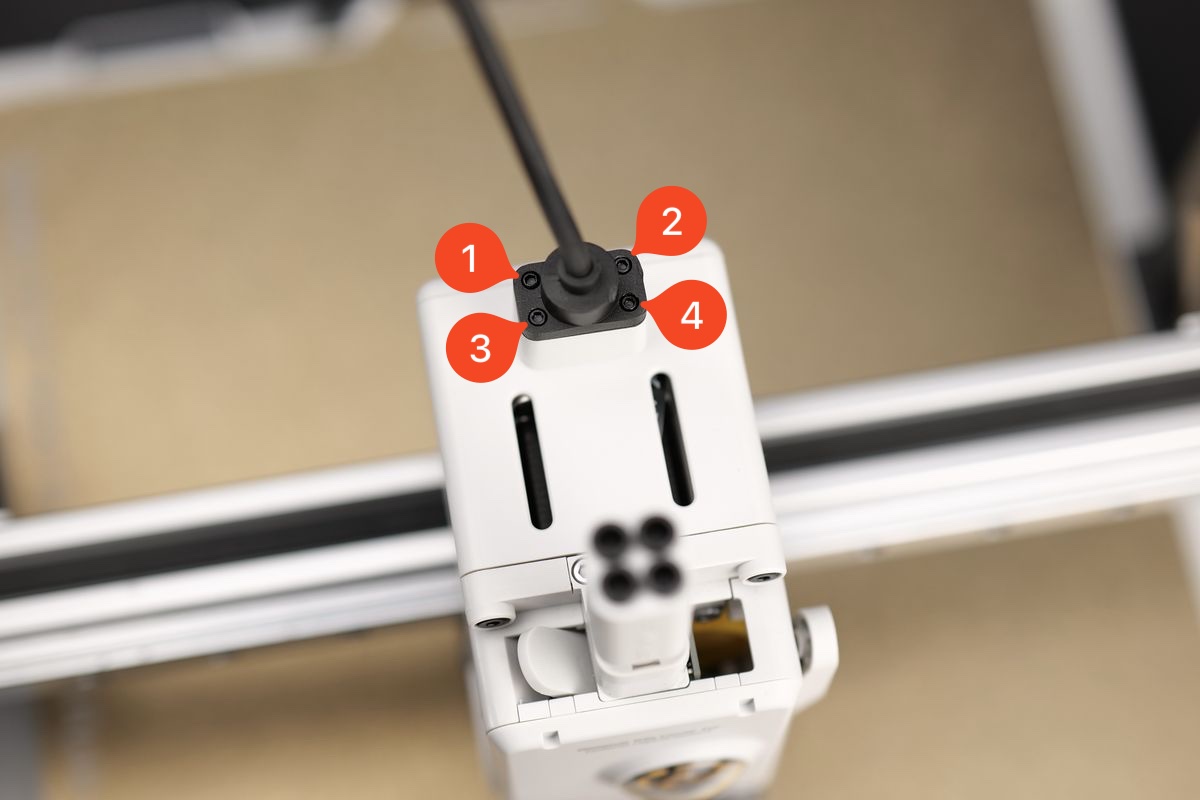Tilslut USB-C-kablet igen med de fire skruer
