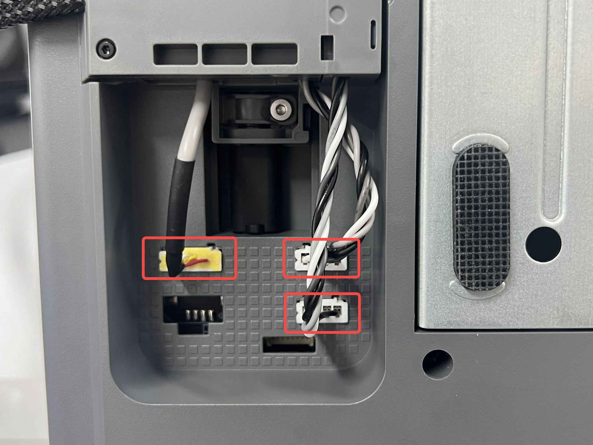 Kabler til kamera, X-aksemotor og Z-aksemotor tilsluttes igen efter montering