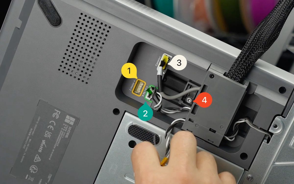 Kabler til motorer og kamera samt USB-C-holderens skrue på A1