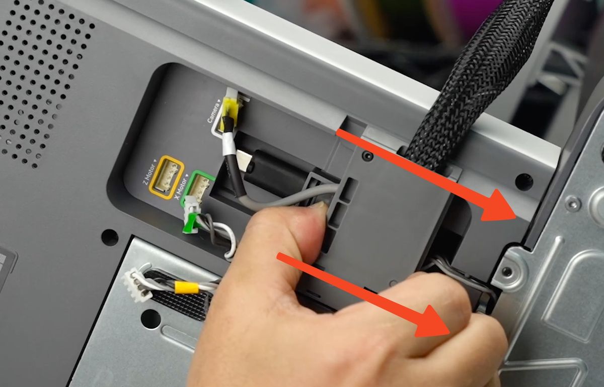 Skub plastkabelholderen bagud for at frigøre USB-kablet