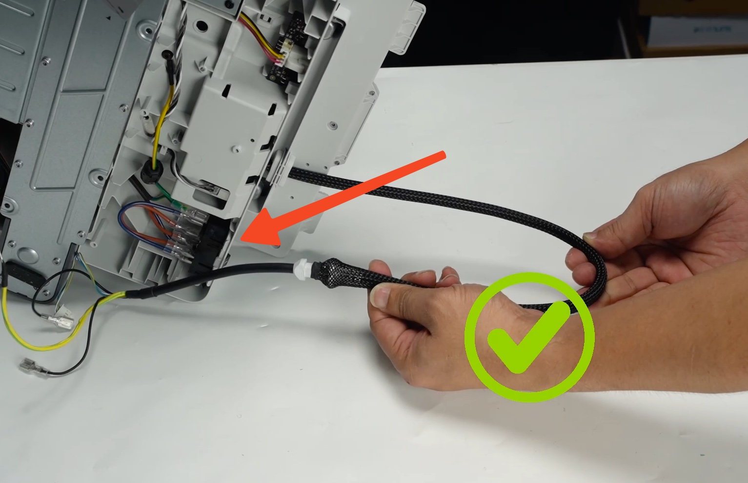 Før varmepladens kabel gennem bagsiden af A1-printeren