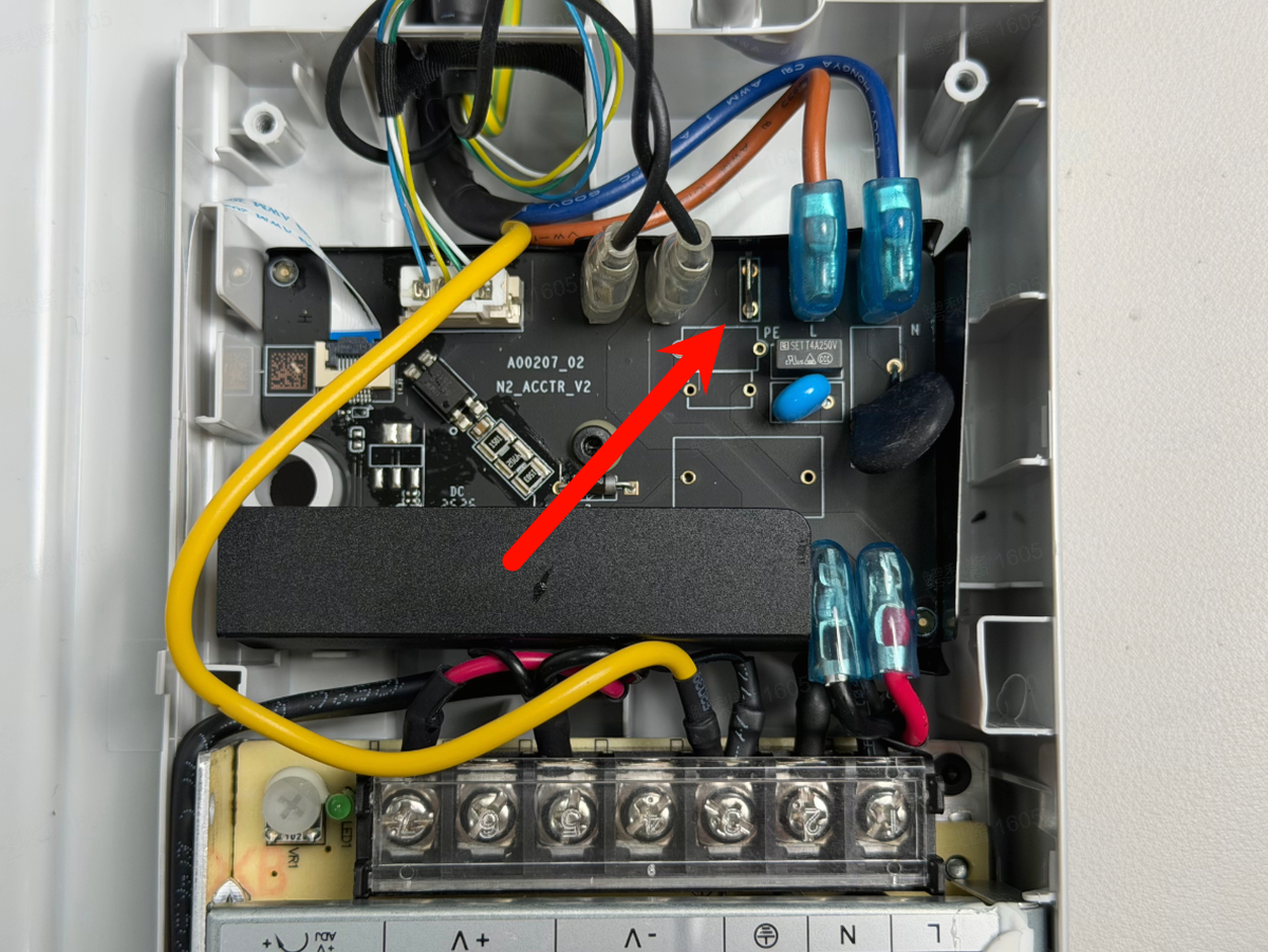 Nyt AC-board uden jordledning sammenlignet med det gamle design