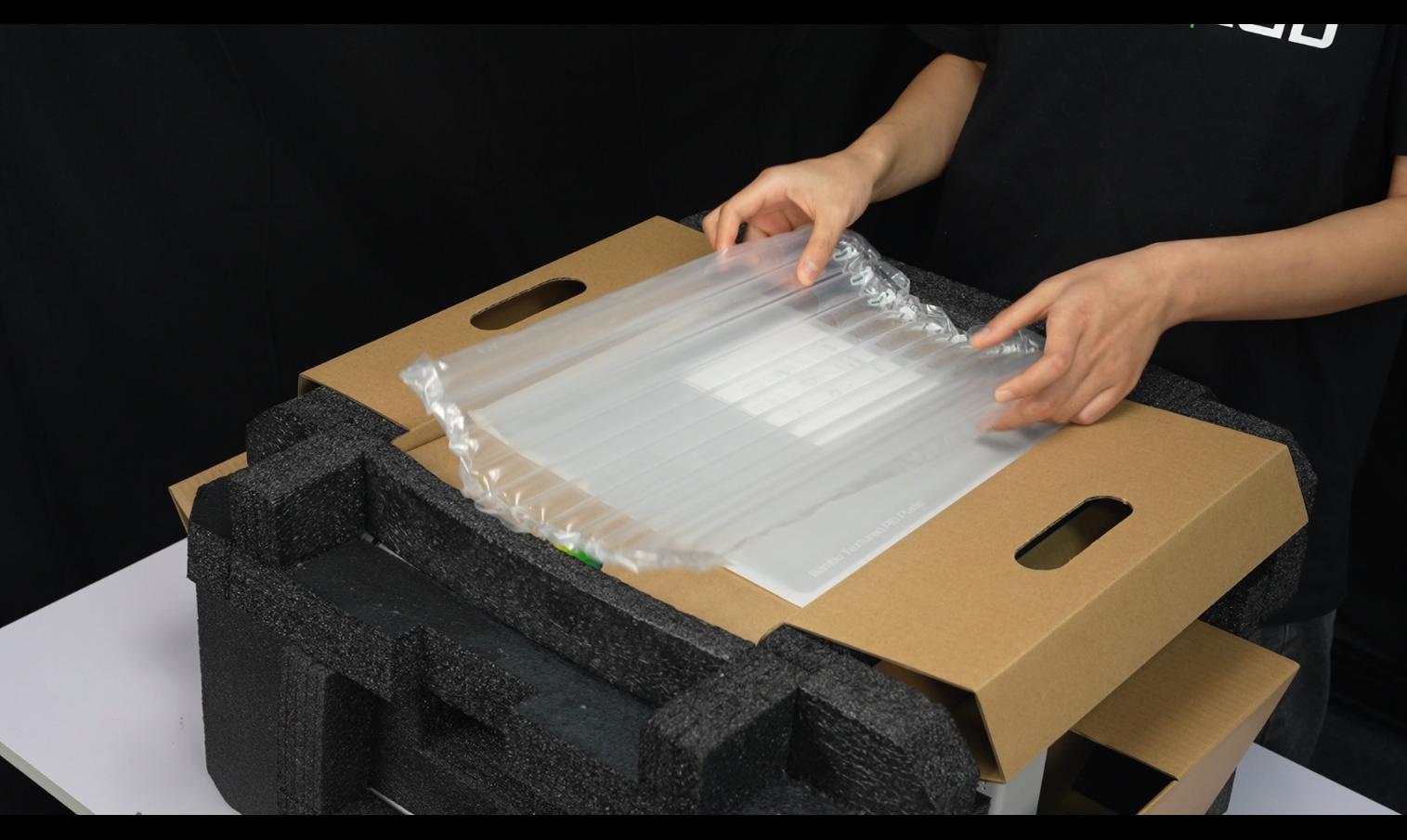 Beskyttelsesskummet tages af A1-printeren