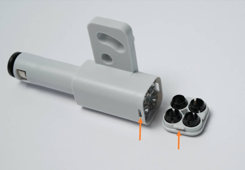 4-i-1 PTFE-adapterens dæksel låses med to lange kroge i slidserne