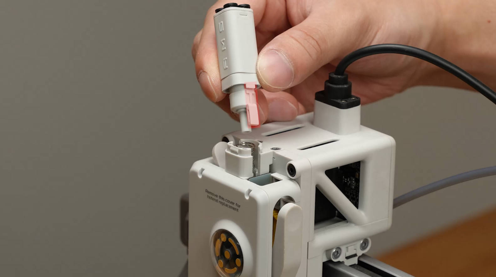 Clipsen rettes ind mod slidsen på siden af toolhead