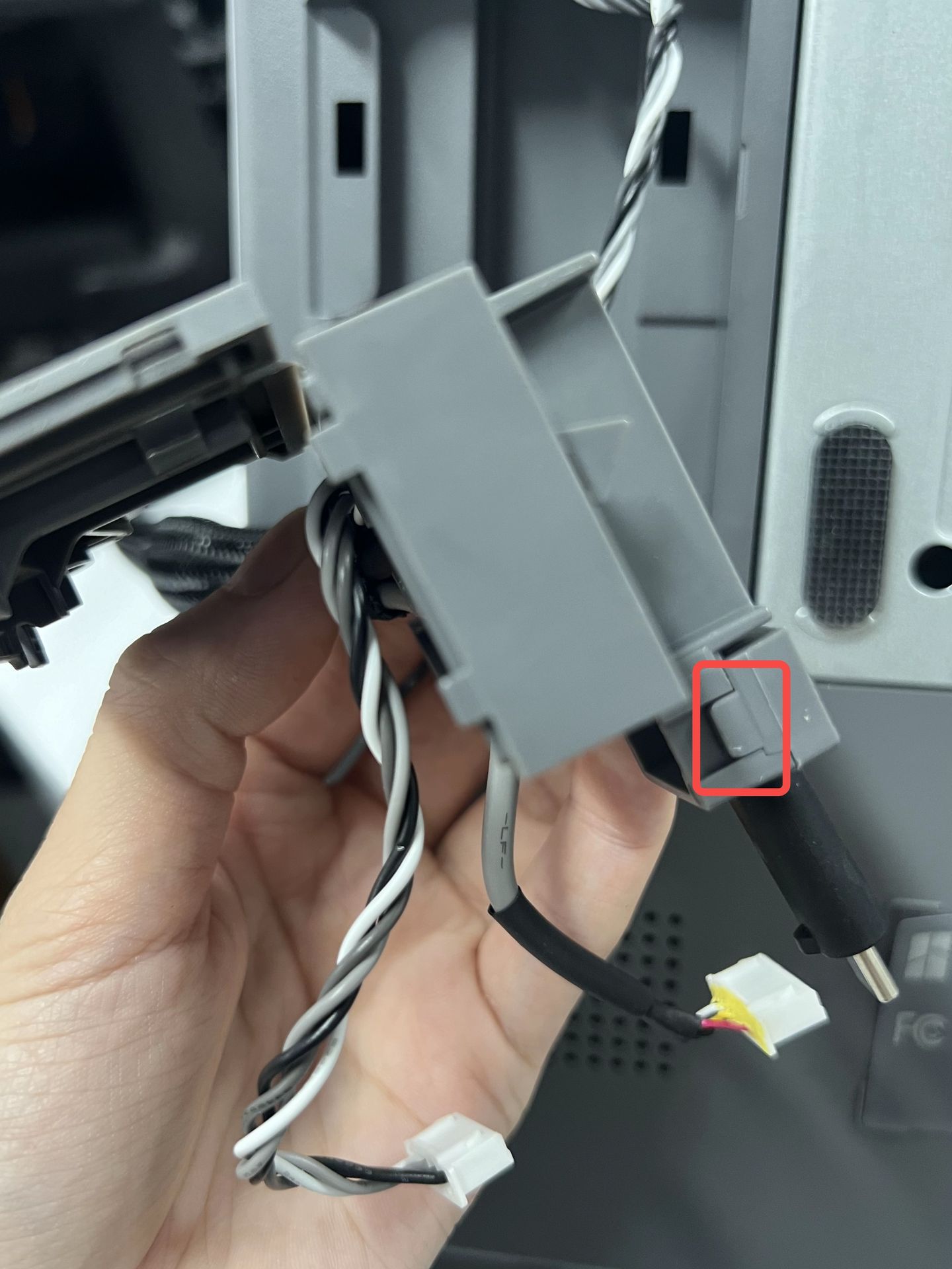 Skruen på USB-C-kabelklemmen