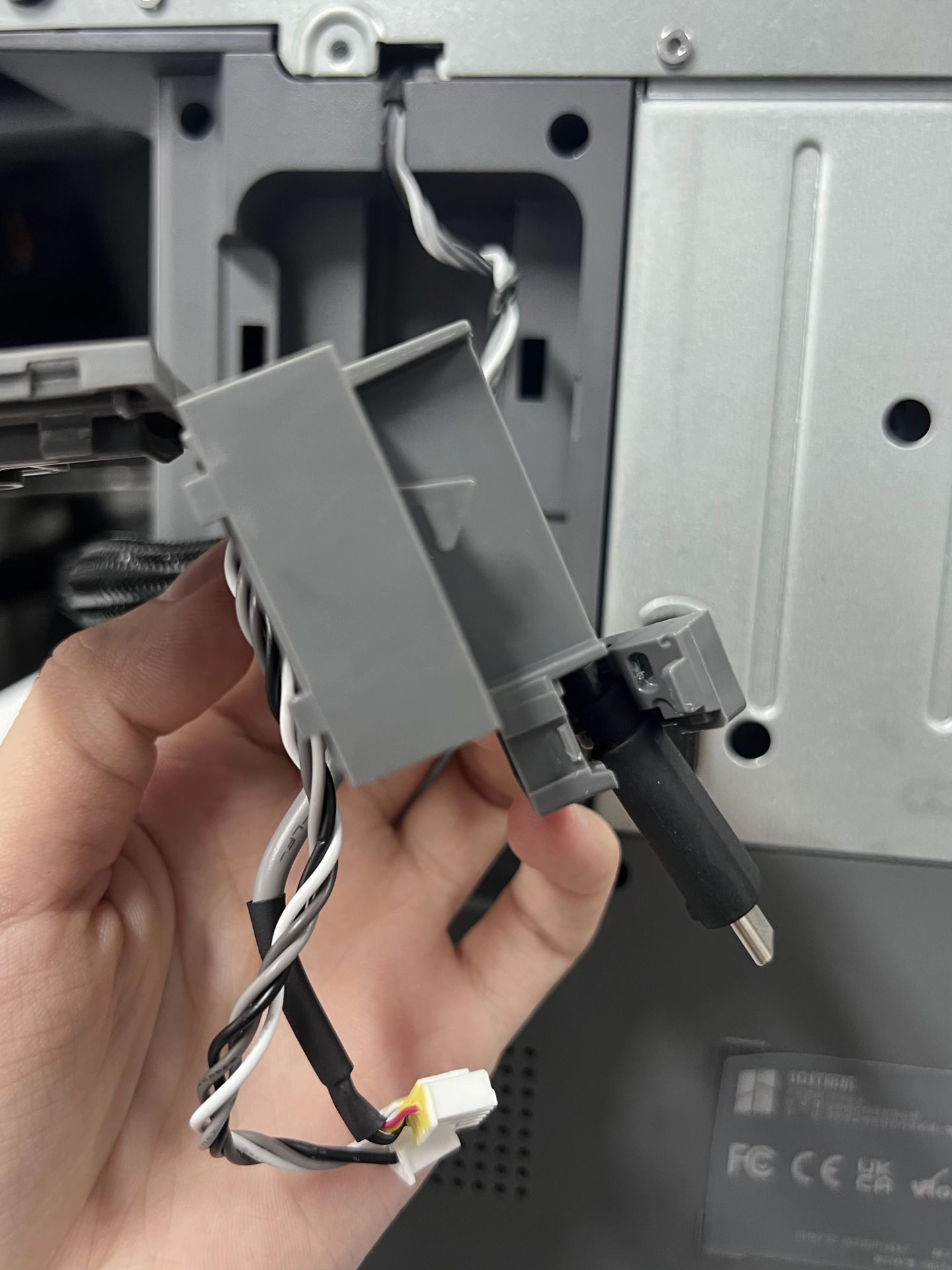 Klemmen der holder USB-C-kablet på plads