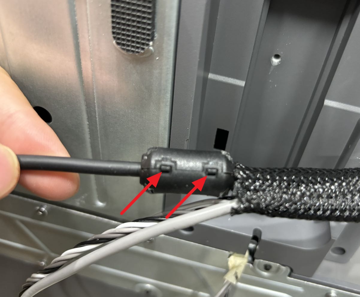 Ferritkernen monteret på USB-C-kablet
