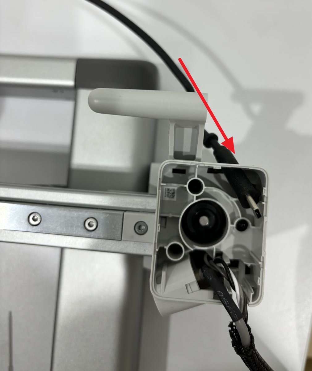 Før det nye USB-C-kabel gennem hullet oven på X-motorboksen